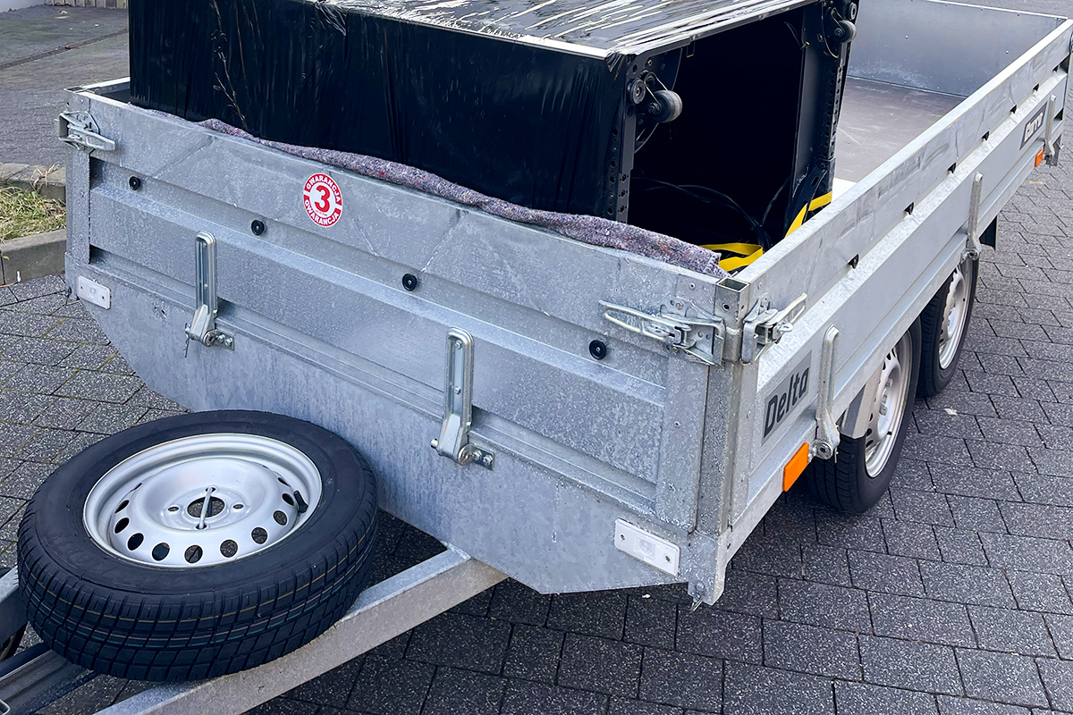 Przyczepa z zamkniętymi burtami