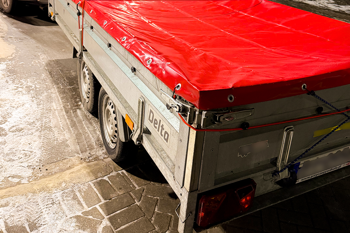 Przyczepa z niską plandeką